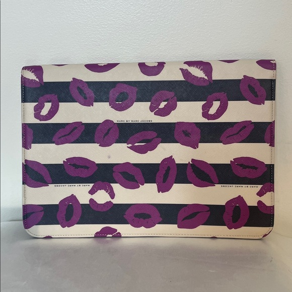 Marc by Marc Jacobs Lips iPad Case - Picture 4 of 14